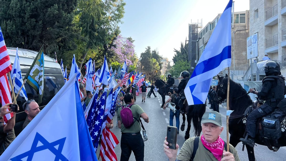 ליד מעון ראש הממשלה: מפגינים פרצו מחסומים; שוטרים הדפו אותם ועיכבו שניים