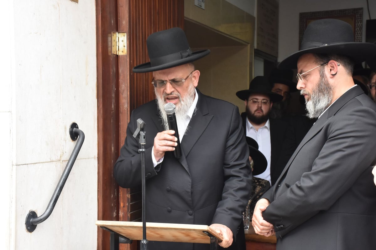 קהל רב בהלווית הרבנית שרה נחשוני ע"ה | צפו