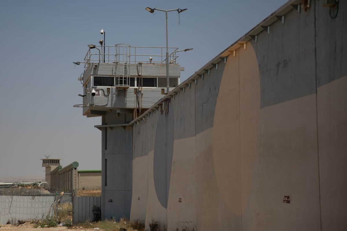 כך נלחמים בהברחות בין כותלי הכלא • הצצה נדירה לפעילות היחידה המיוחדת