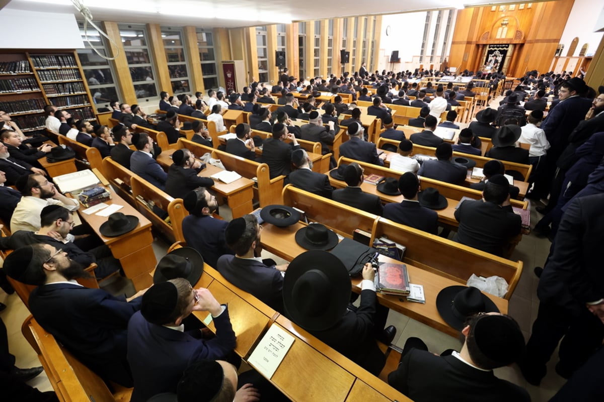 מאות התכנסו לעצרת לע"נ ראש הישיבה זצוק"ל • צפו