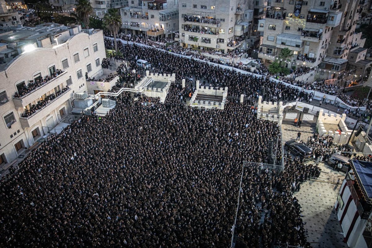 אלפים בחתונת נכדו השמיני של הרבי מבעלזא; הגרב"מ אזרחי והגרמ"ה הירש השתתפו