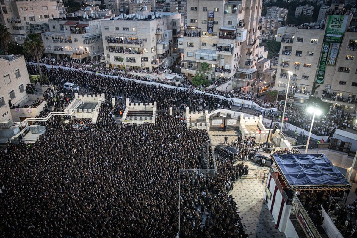 אלפים בחתונת נכדו השמיני של הרבי מבעלזא; הגרב"מ אזרחי והגרמ"ה הירש השתתפו