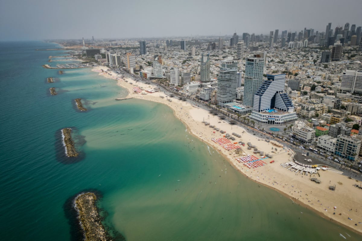 קו החוף והנוף העירוני של תל אביב - במבט מלמעלה