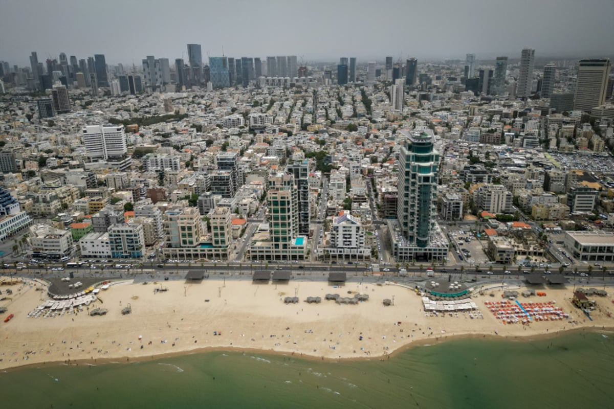 קו החוף והנוף העירוני של תל אביב - במבט מלמעלה