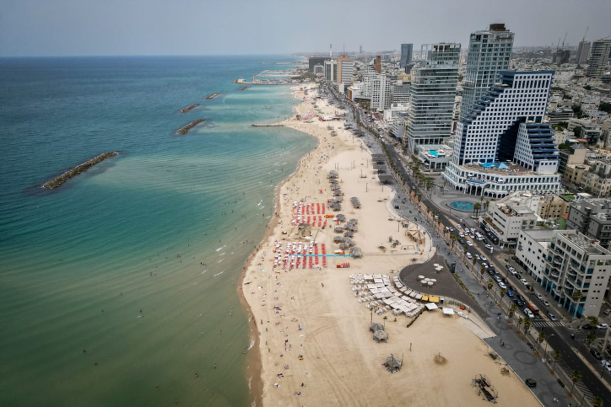 קו החוף והנוף העירוני של תל אביב - במבט מלמעלה