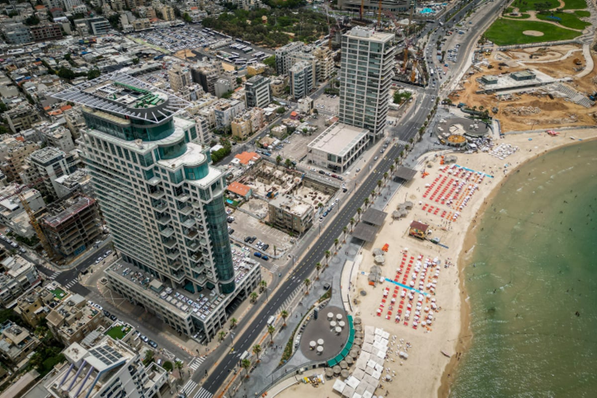 קו החוף והנוף העירוני של תל אביב - במבט מלמעלה