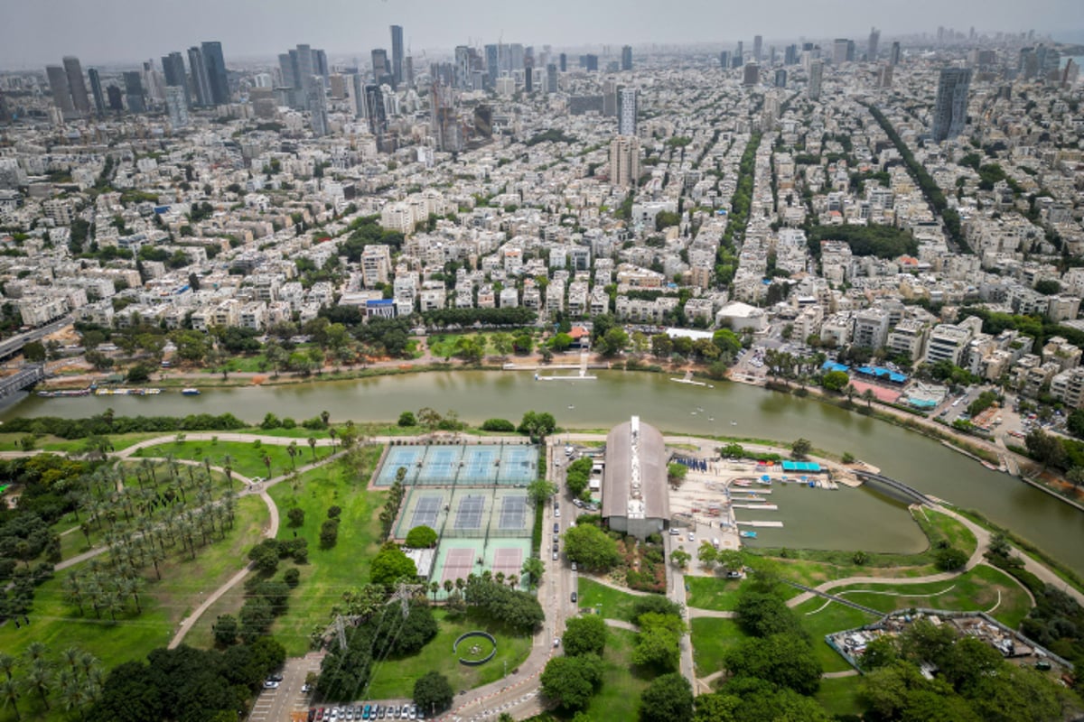 קו החוף והנוף העירוני של תל אביב - במבט מלמעלה