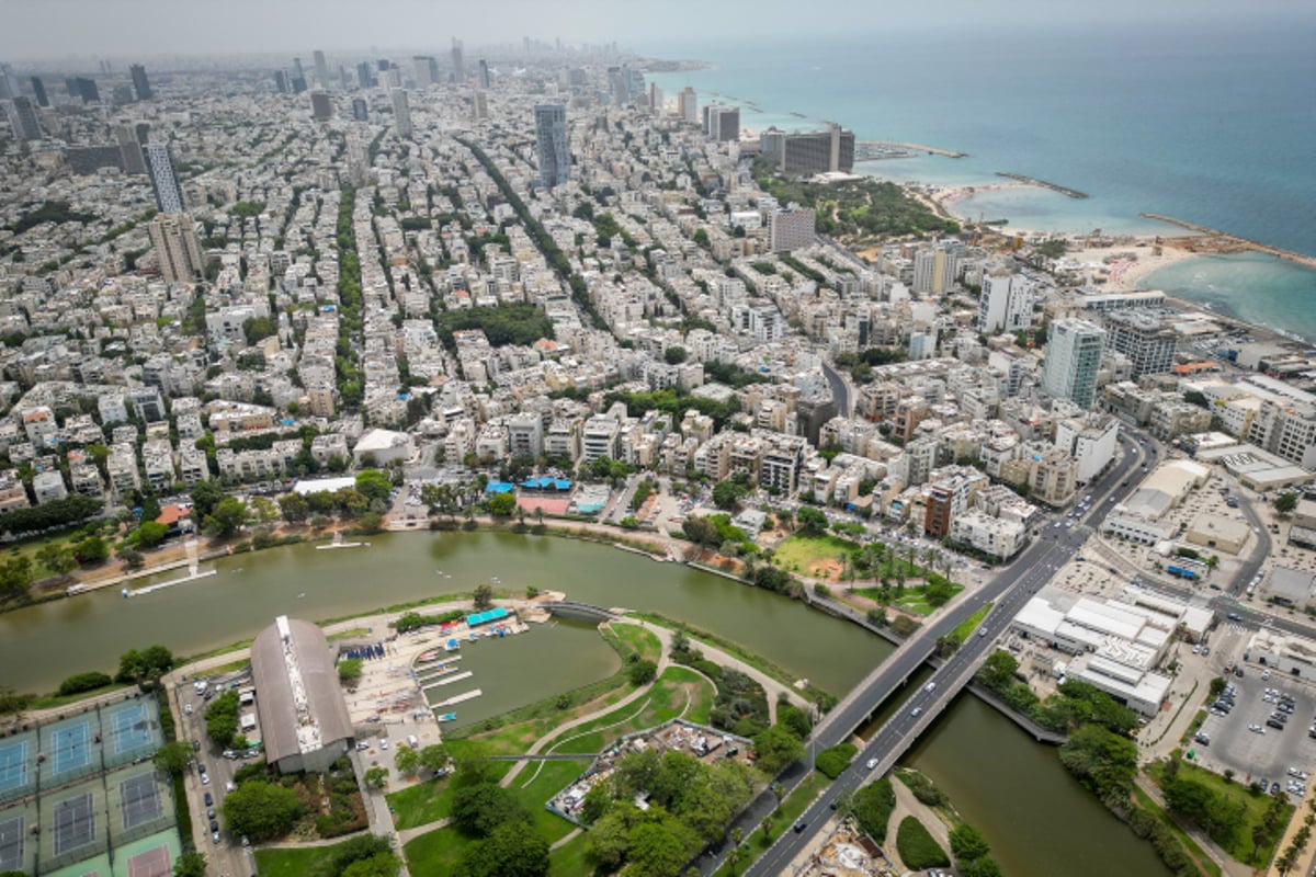 קו החוף והנוף העירוני של תל אביב - במבט מלמעלה