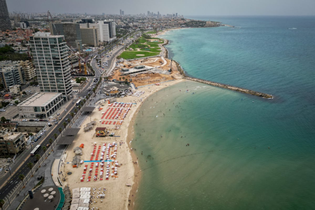 קו החוף והנוף העירוני של תל אביב - במבט מלמעלה