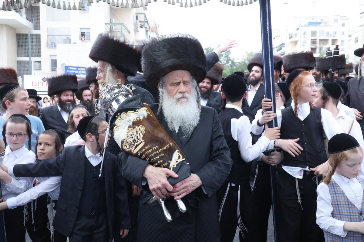 האבא תרם ספר תורה לעילוי נשמת בנו, והקהילה חגגה 