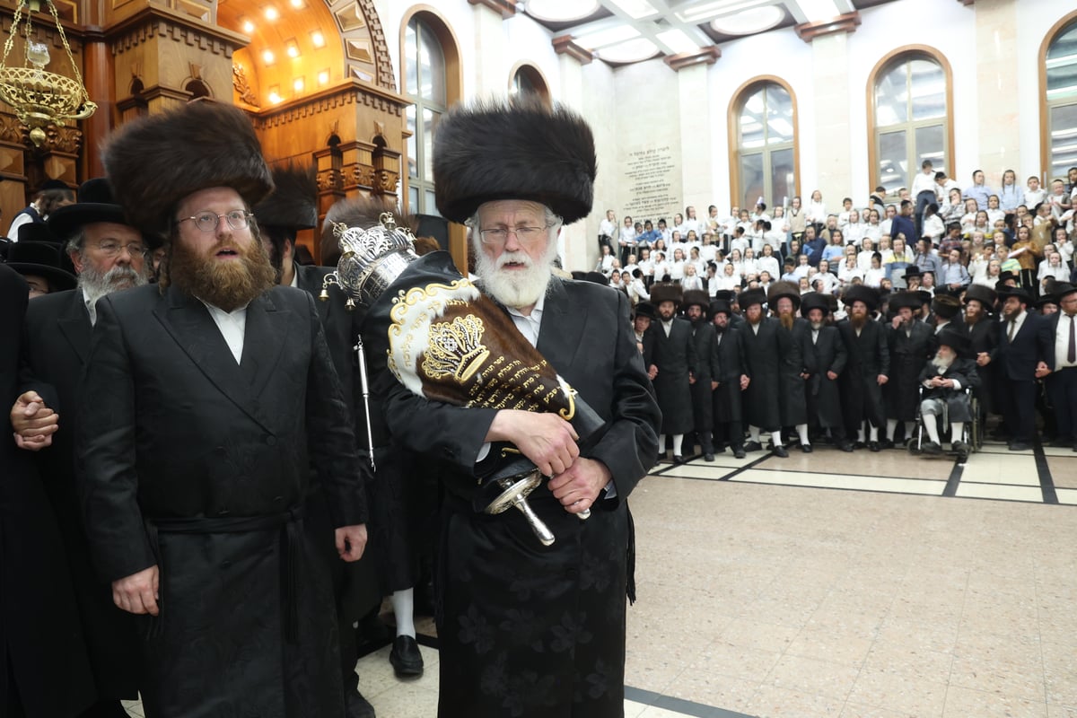 האבא תרם ספר תורה לעילוי נשמת בנו, והקהילה חגגה 