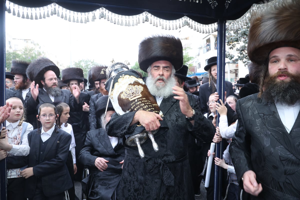 האבא תרם ספר תורה לעילוי נשמת בנו, והקהילה חגגה 