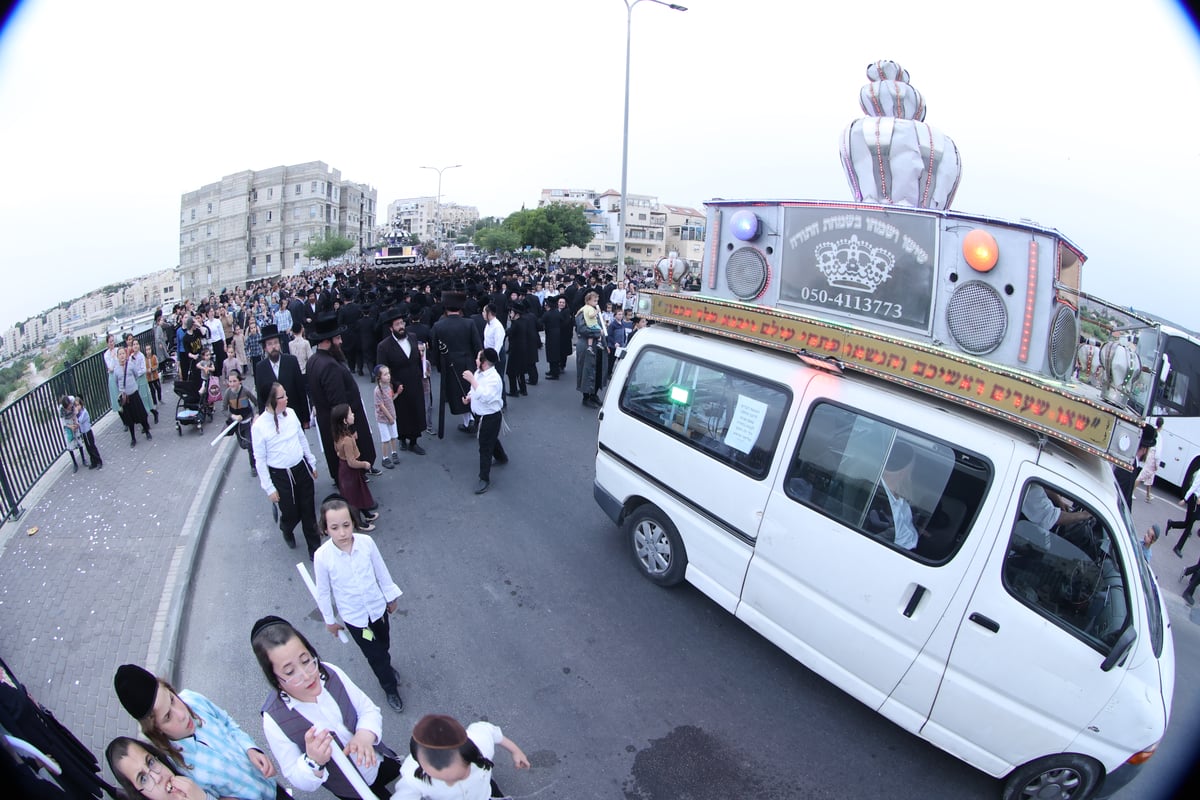 האבא תרם ספר תורה לעילוי נשמת בנו, והקהילה חגגה 