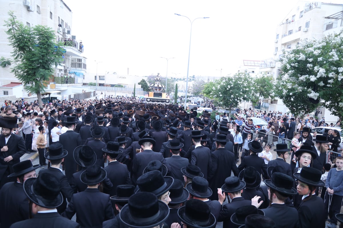 האבא תרם ספר תורה לעילוי נשמת בנו, והקהילה חגגה 