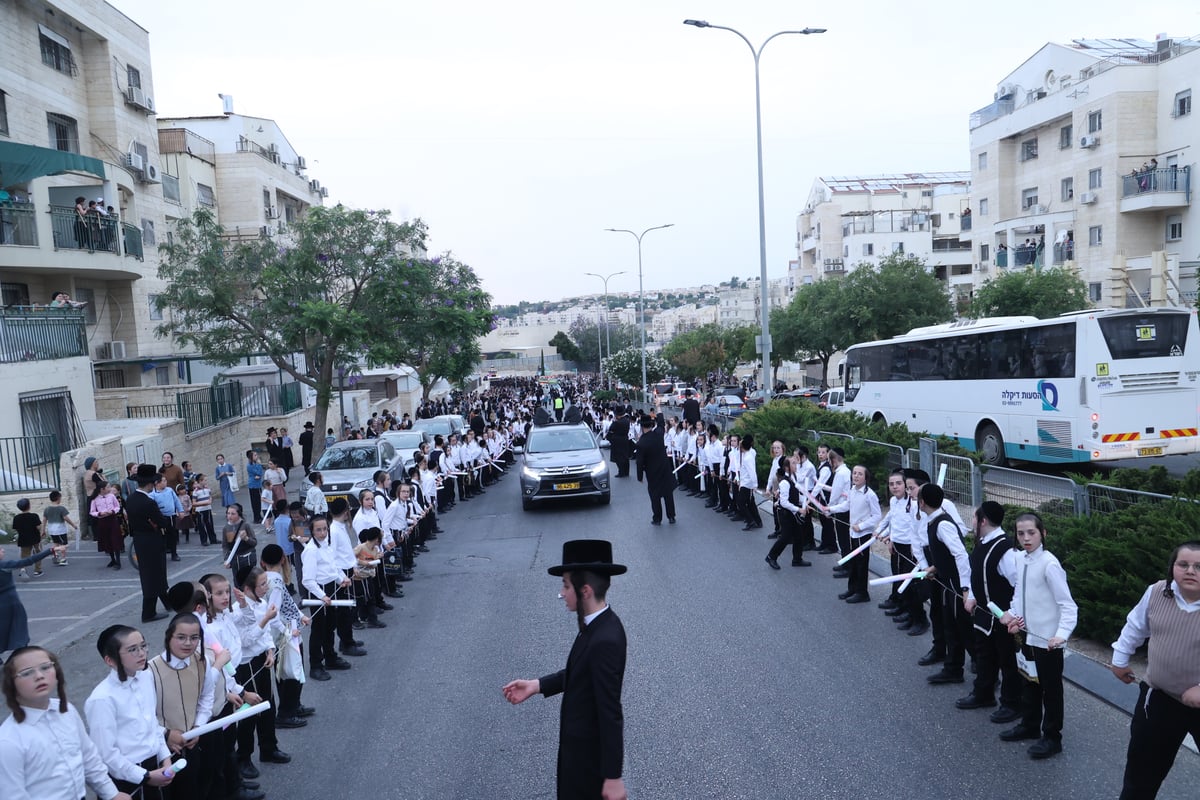 האבא תרם ספר תורה לעילוי נשמת בנו, והקהילה חגגה 