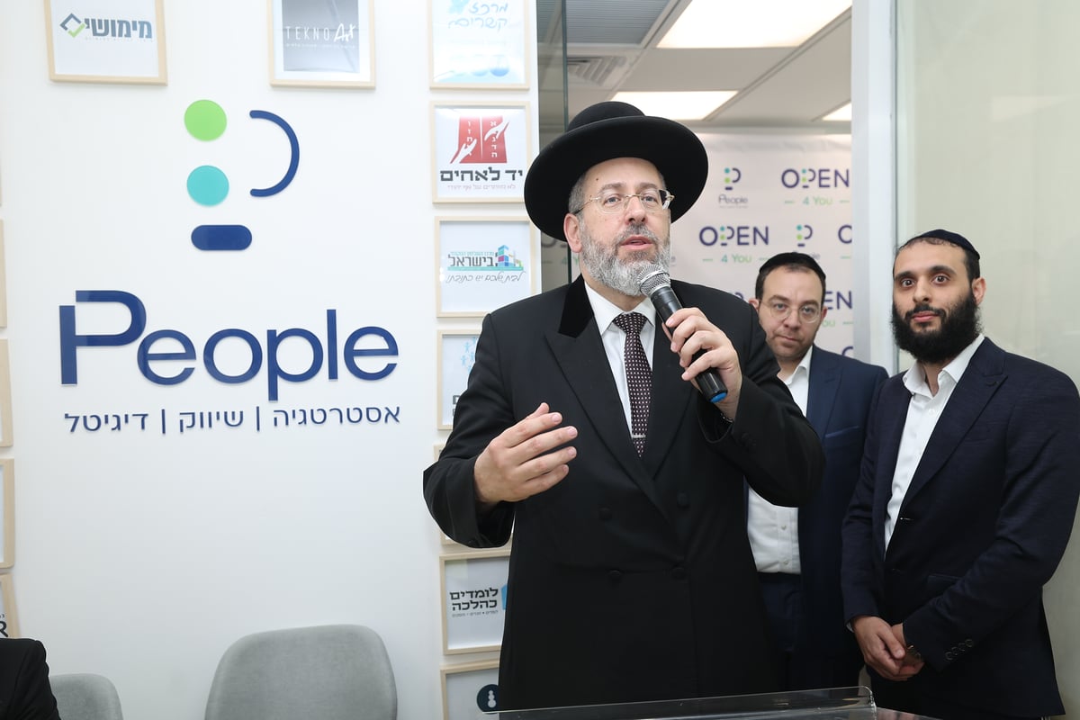 בחנוכת המשרדים של משרד הפרסום 'people' דיגיטל  נחשף: 31% מהחרדים משתמשים בוואטסאפ