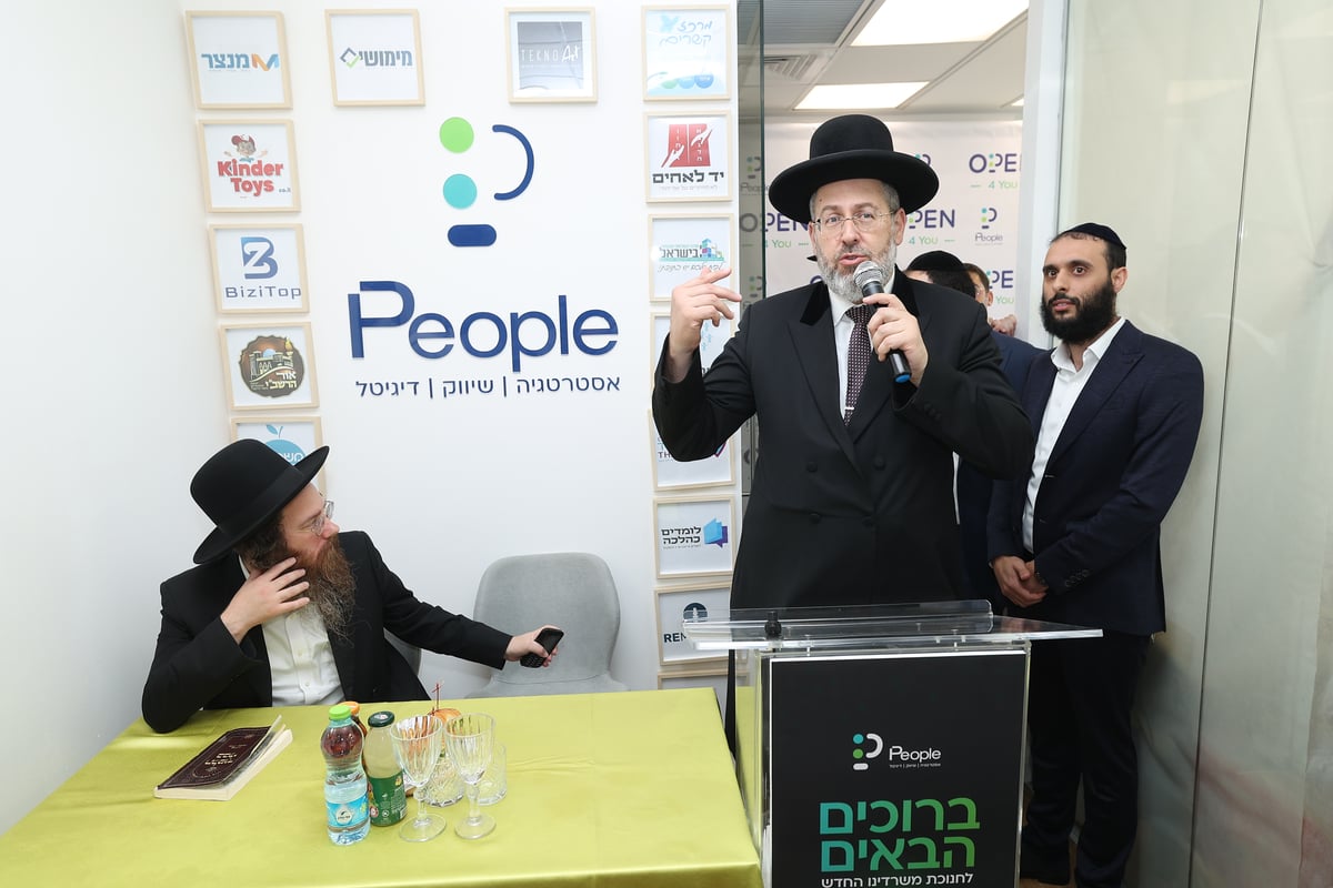 בחנוכת המשרדים של משרד הפרסום 'people' דיגיטל  נחשף: 31% מהחרדים משתמשים בוואטסאפ