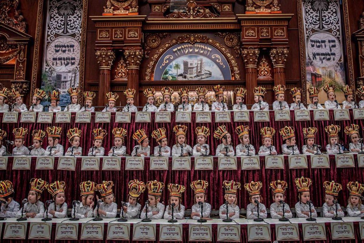 תמונת השבוע: 'חומש סעודה' בחיידר סאטמר