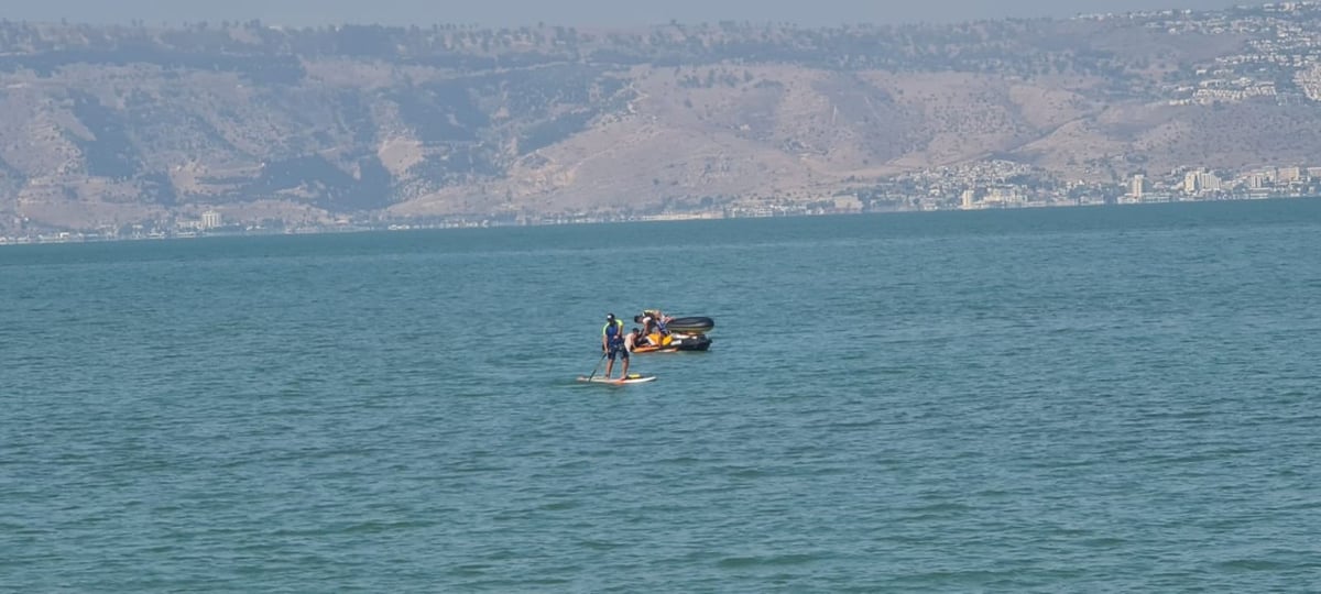 הצעירים נסחפו על מזרן ים; המציל החזיר אותם תשושים