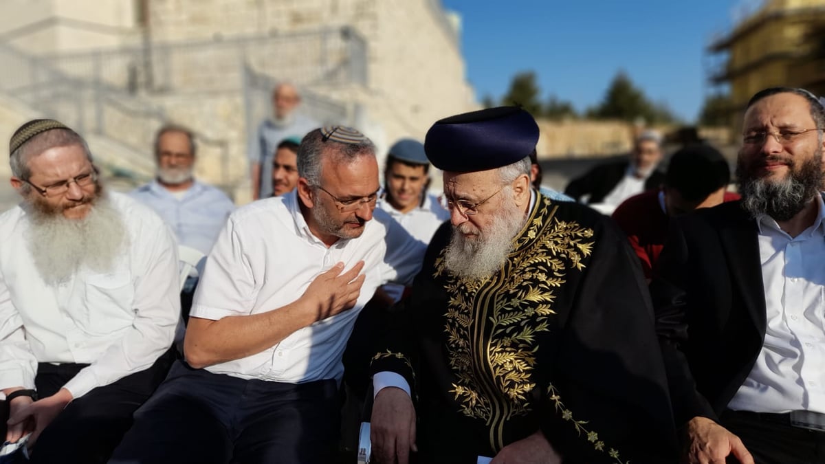 ראש המועצה שי אלון עם הראשון לציון, בטקס