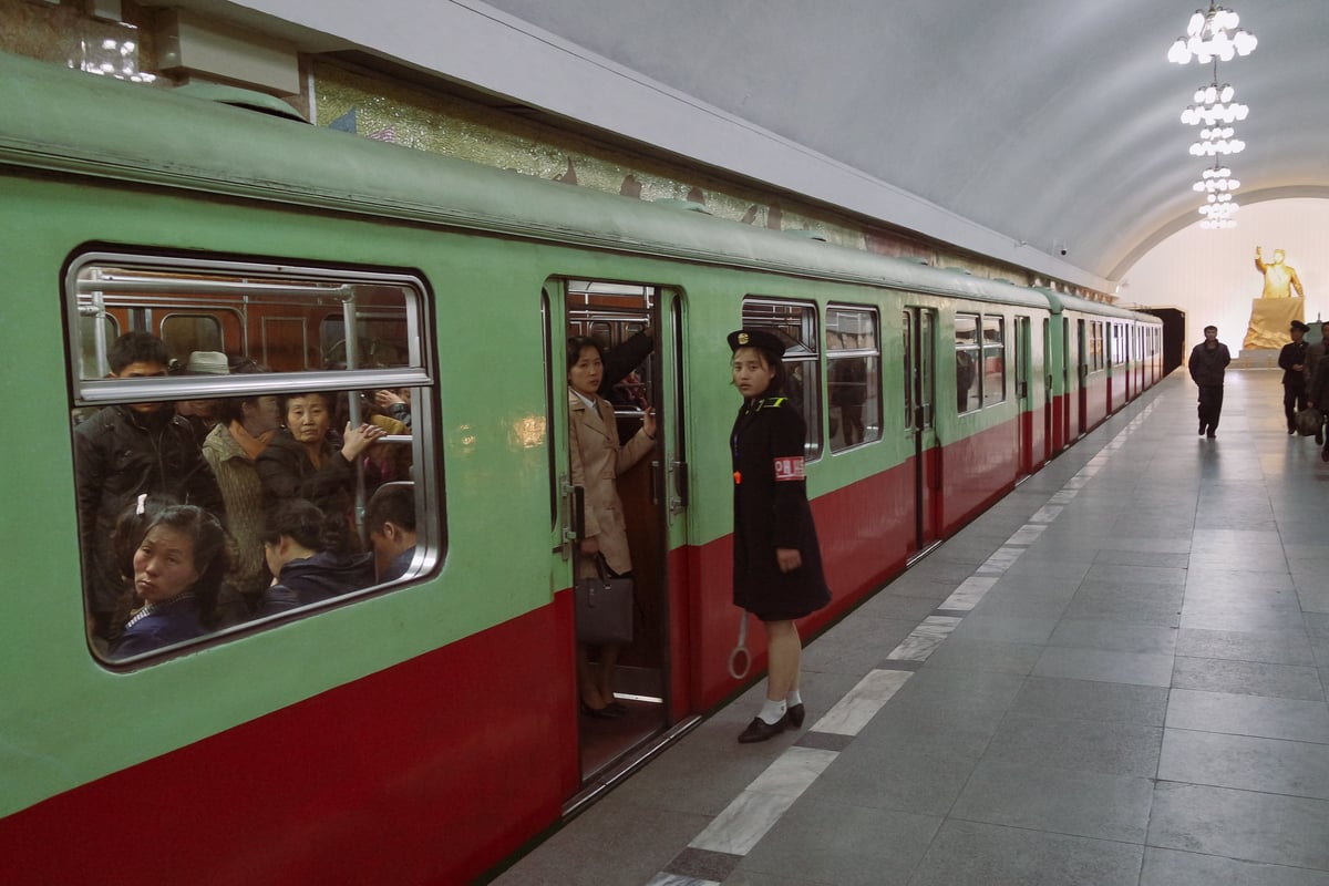 רכבת עמוסה בתחנת המטרו קיסון, בפיונגיאנג