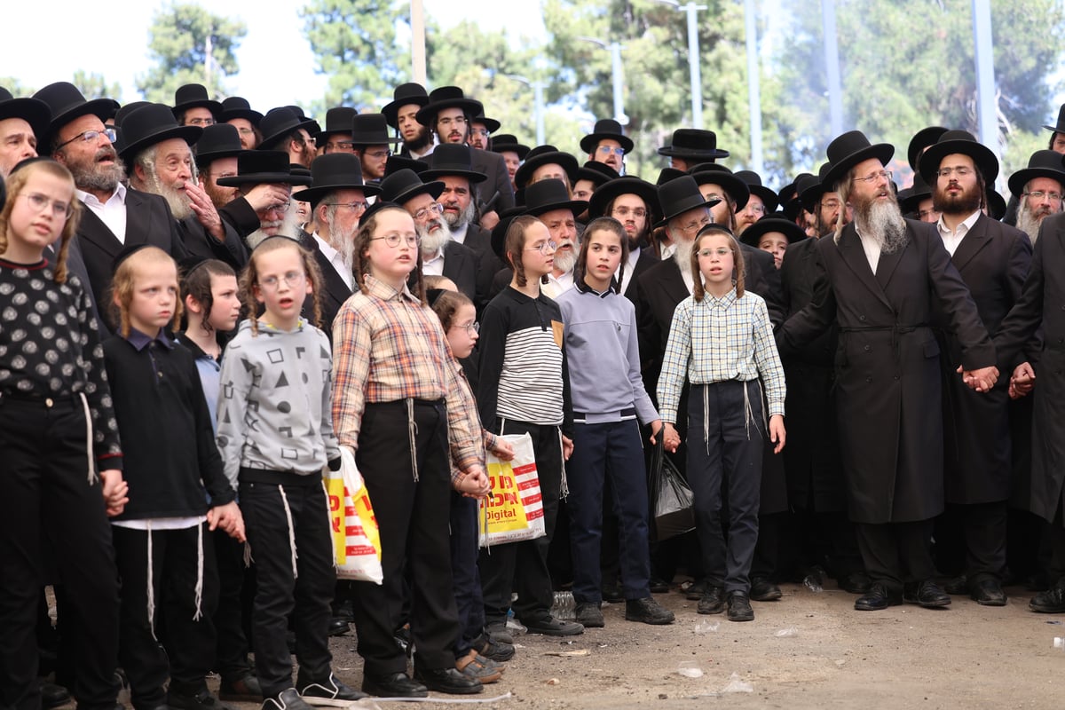 אב"ד סאטמר וויליאמסבורג בהדלקה וחלאקה במירון | תיעוד