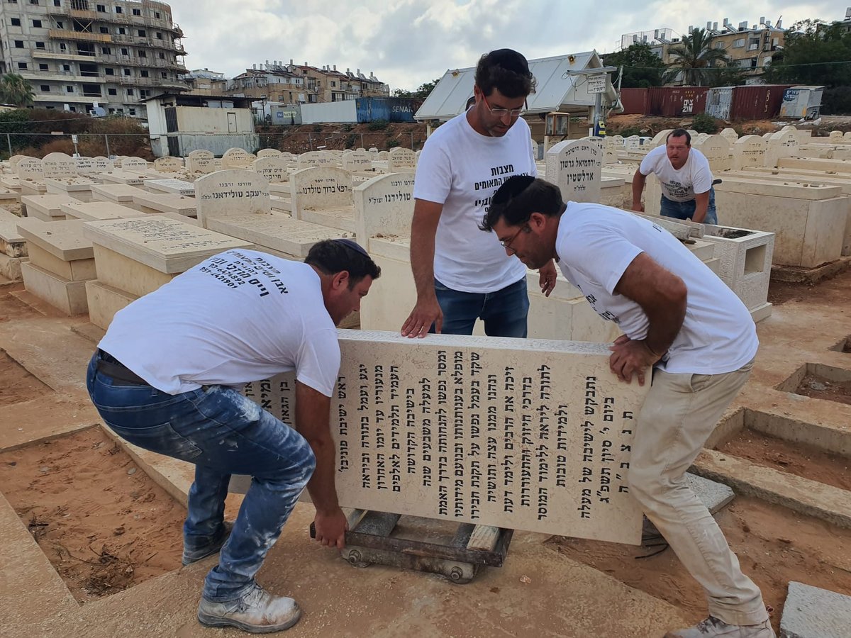 מקימים הבוקר מצבה