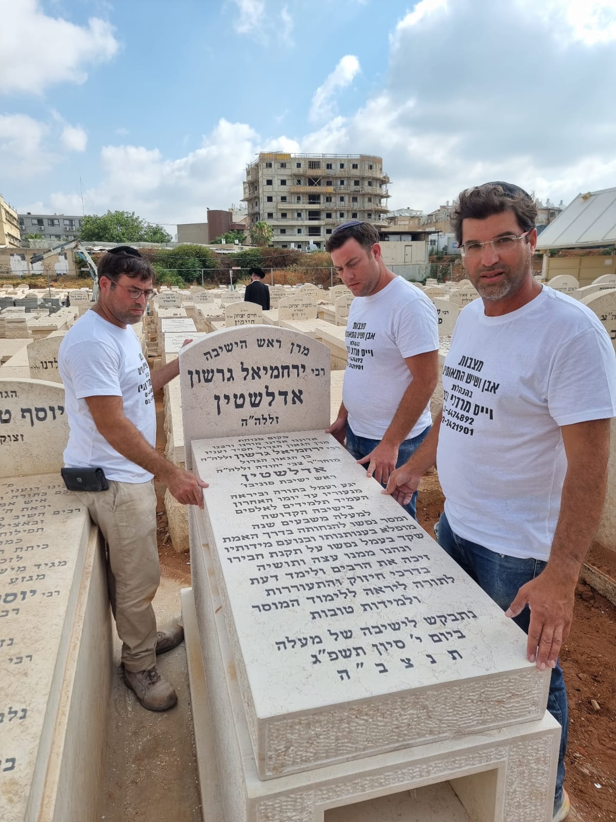 לקראת 'השלושים', הונחה המצבה על קברו של מרן ראש הישיבה הגר"ג אדלשטיין זצוק"ל