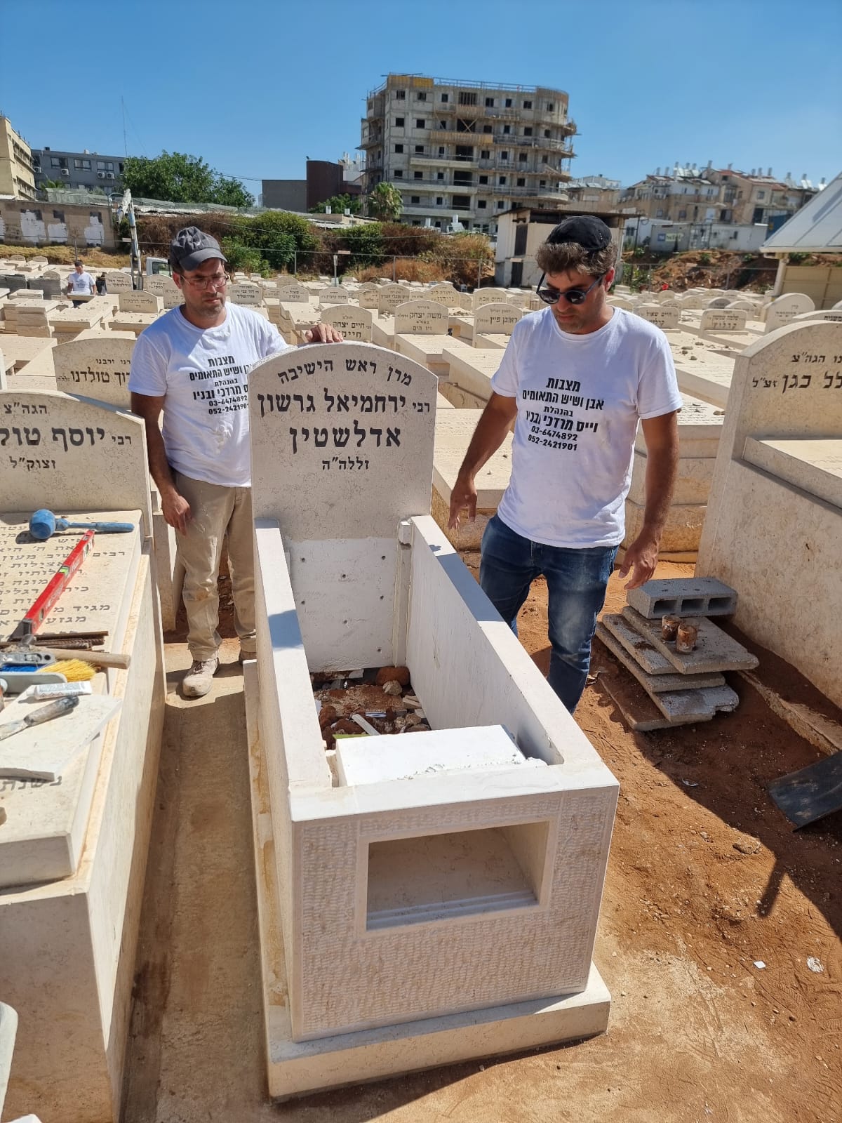 לקראת 'השלושים', הונחה המצבה על קברו של מרן ראש הישיבה הגר"ג אדלשטיין זצוק"ל