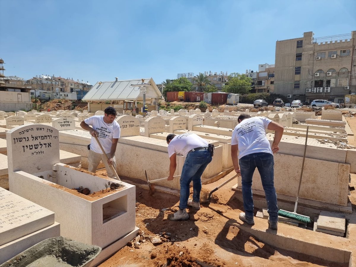 לקראת 'השלושים', הונחה המצבה על קברו של מרן ראש הישיבה הגר"ג אדלשטיין זצוק"ל