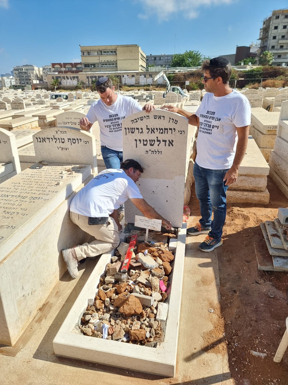 לקראת 'השלושים', הונחה המצבה על קברו של מרן ראש הישיבה הגר"ג אדלשטיין זצוק"ל