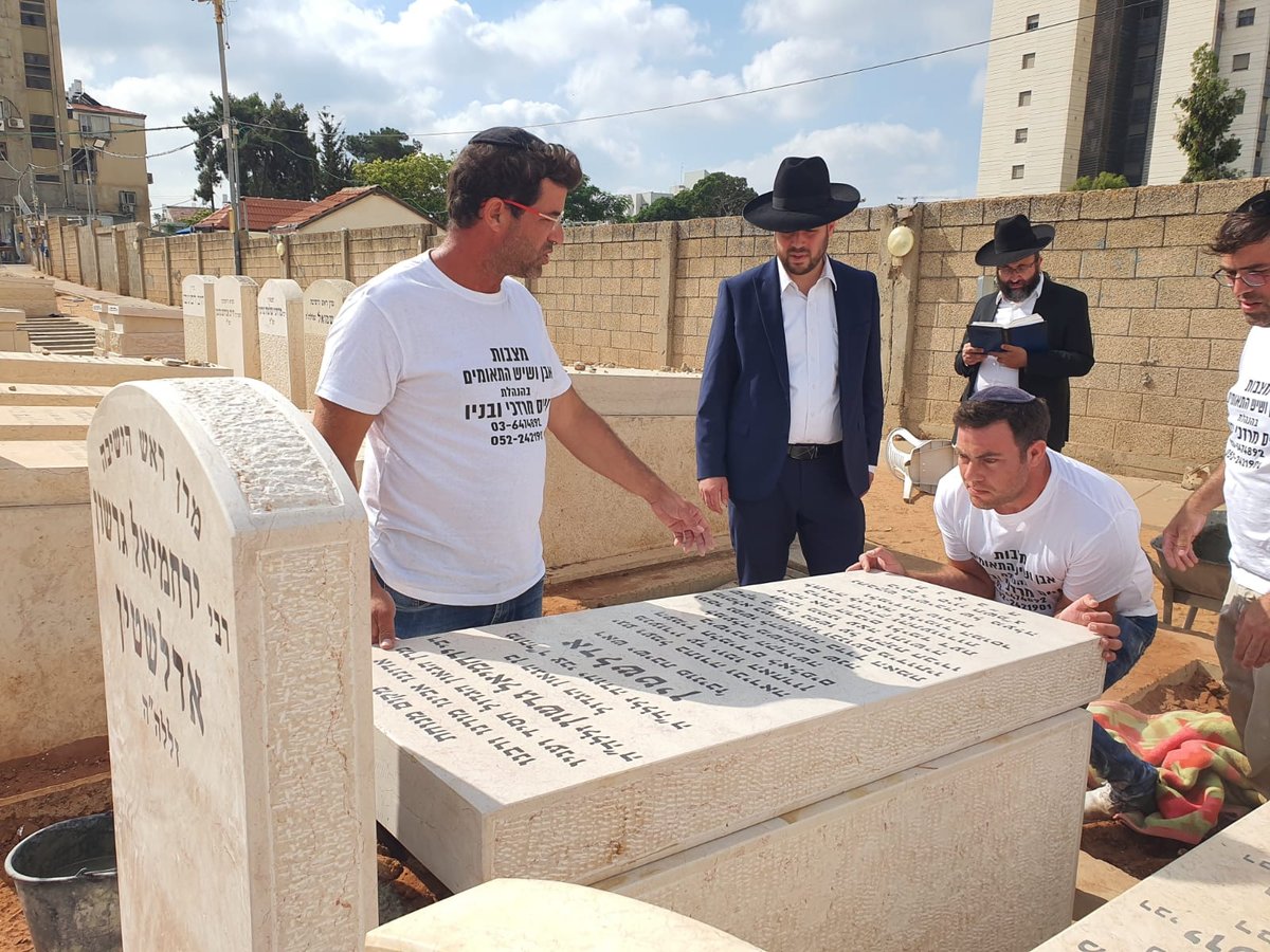 לקראת 'השלושים', הונחה המצבה על קברו של מרן ראש הישיבה הגר"ג אדלשטיין זצוק"ל