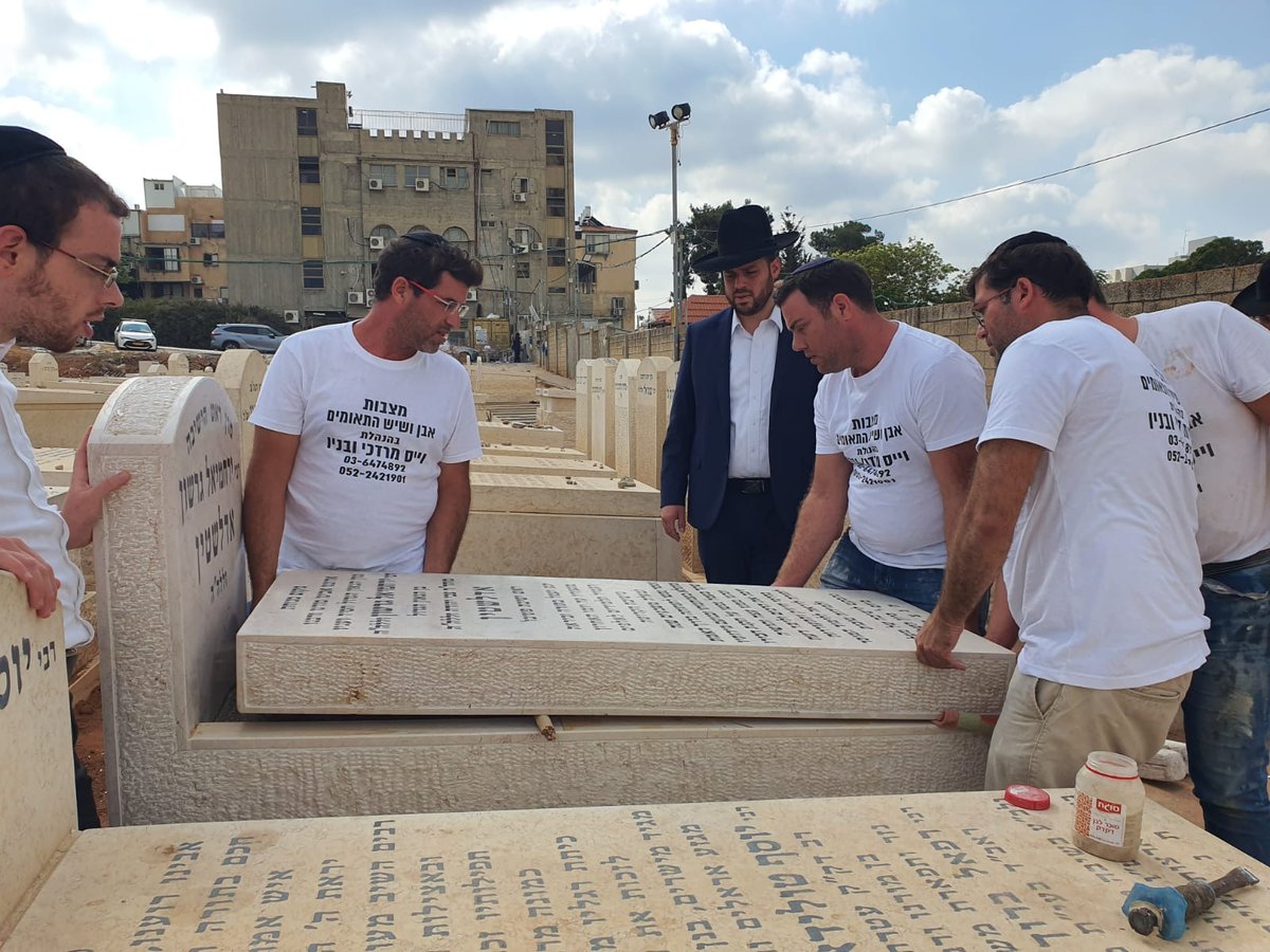 לקראת 'השלושים', הונחה המצבה על קברו של מרן ראש הישיבה הגר"ג אדלשטיין זצוק"ל