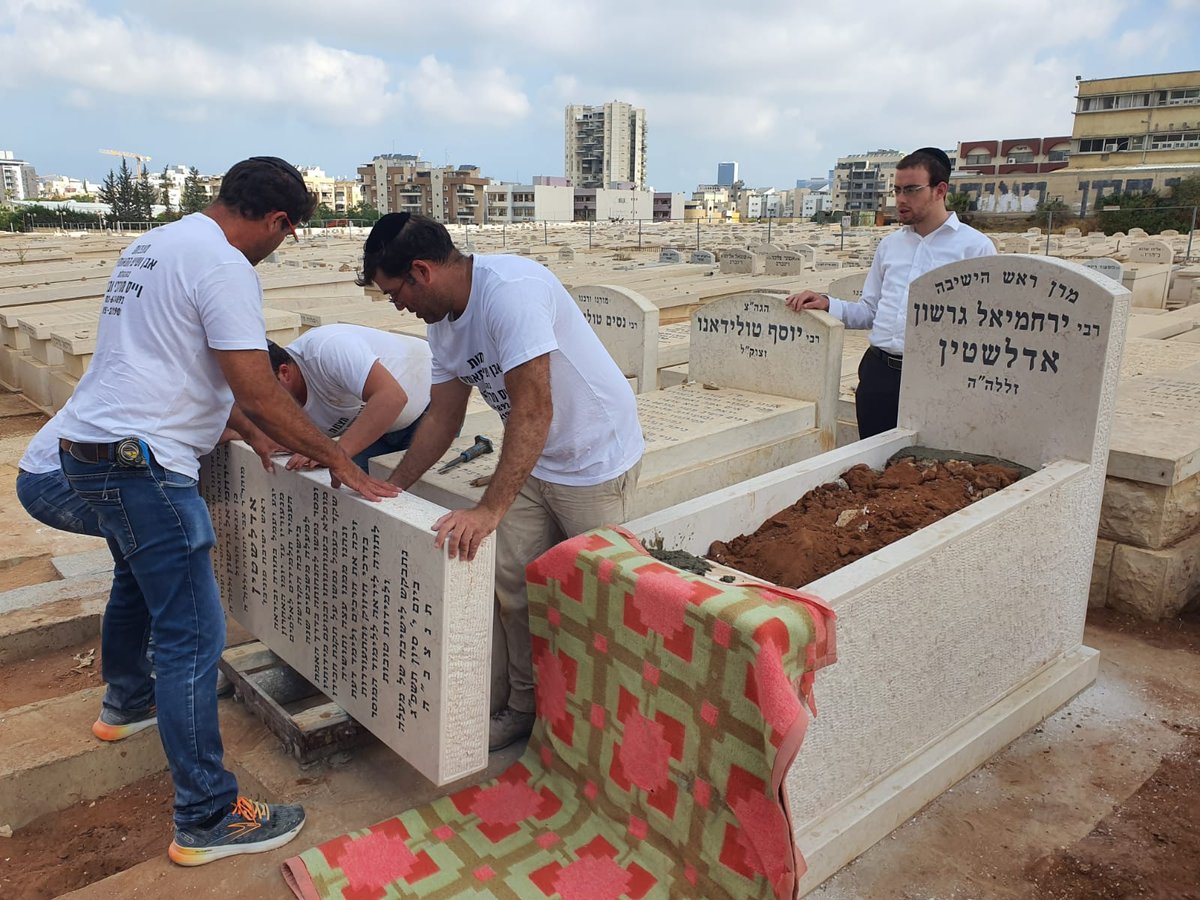 לקראת 'השלושים', הונחה המצבה על קברו של מרן ראש הישיבה הגר"ג אדלשטיין זצוק"ל