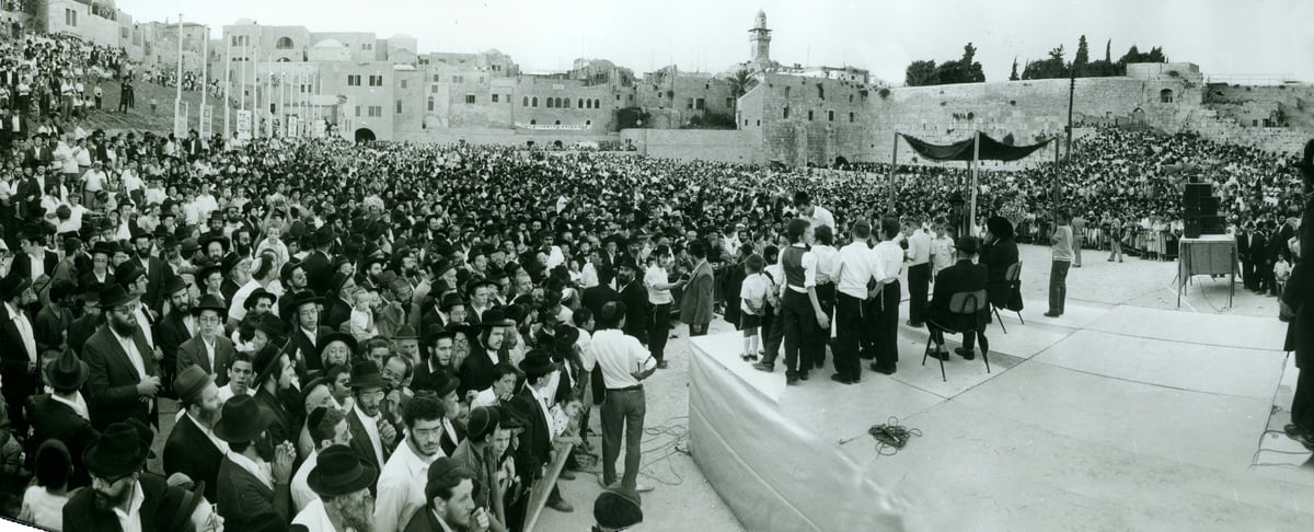 בחגיגית ספר תורה השני בשנת תשמ"ו ברחבת הכותל המערבי