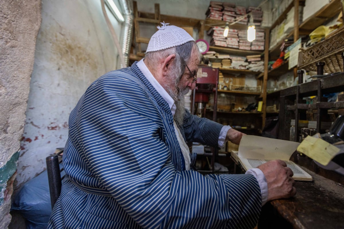 עשרות שנים ש'הבתים מאכער' מייצר תפילין | תיעוד עם ניחוח עתיק