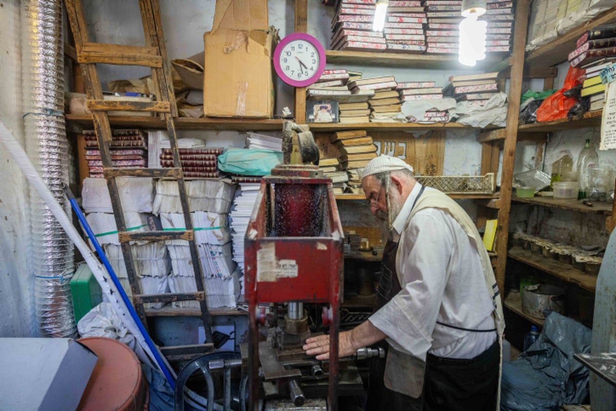 עשרות שנים ש'הבתים מאכער' מייצר תפילין | תיעוד עם ניחוח עתיק