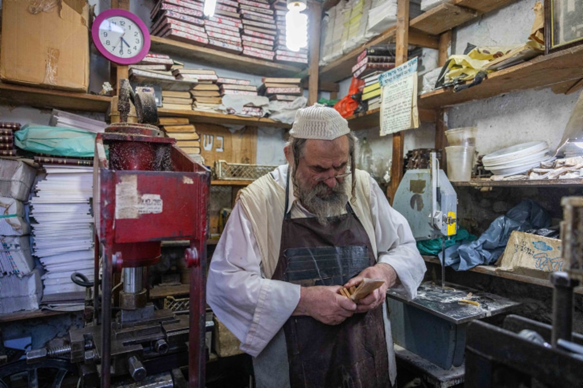 עשרות שנים ש'הבתים מאכער' מייצר תפילין | תיעוד עם ניחוח עתיק