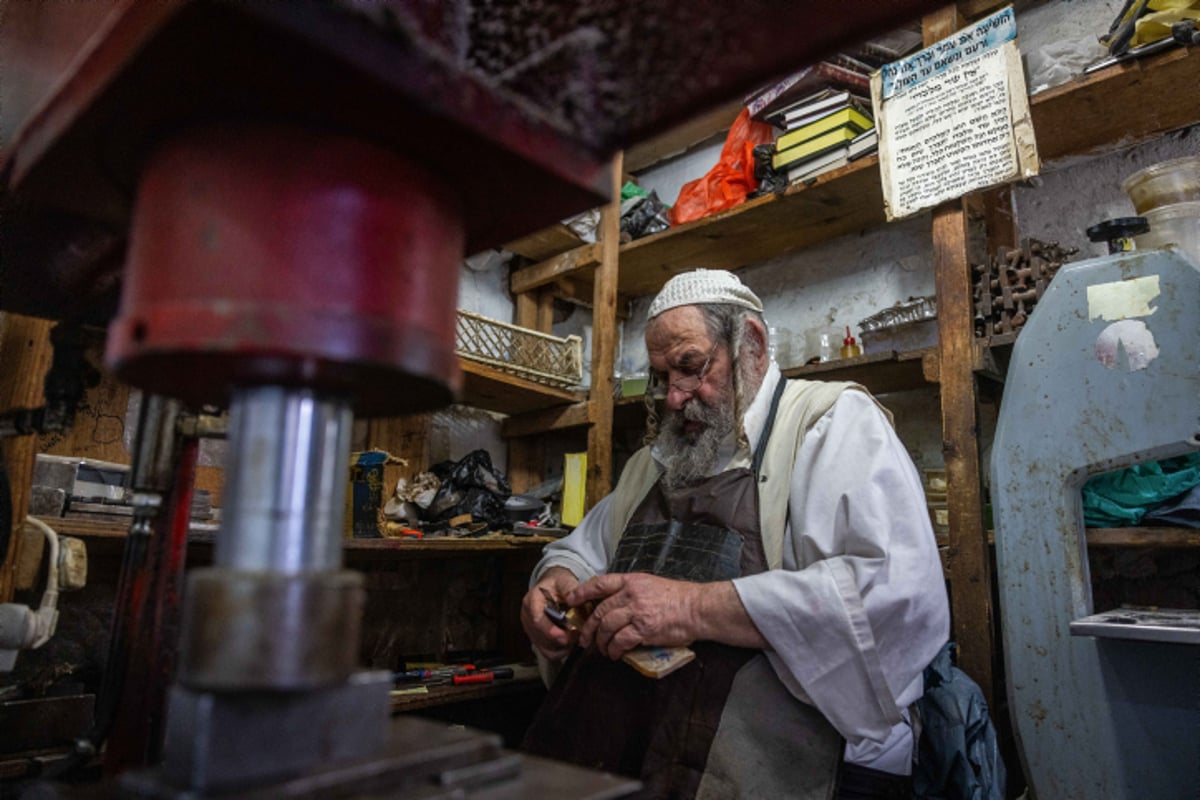 עשרות שנים ש'הבתים מאכער' מייצר תפילין | תיעוד עם ניחוח עתיק