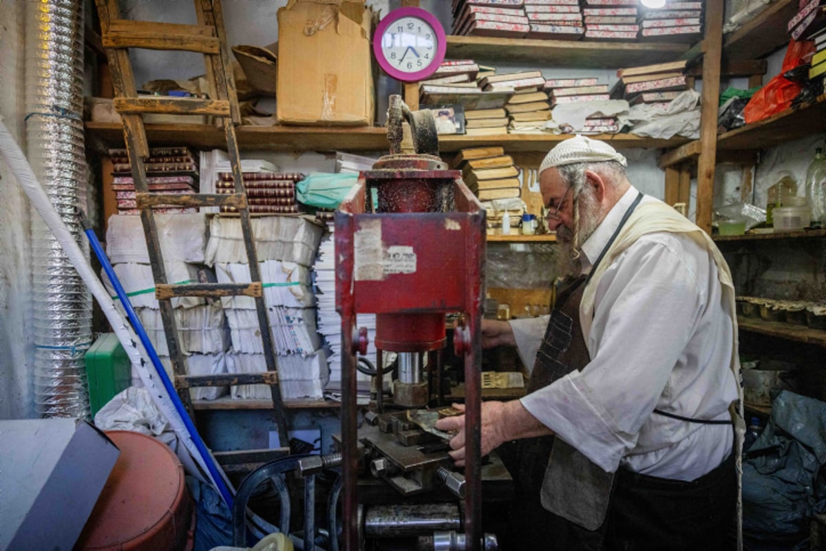 עשרות שנים ש'הבתים מאכער' מייצר תפילין | תיעוד עם ניחוח עתיק