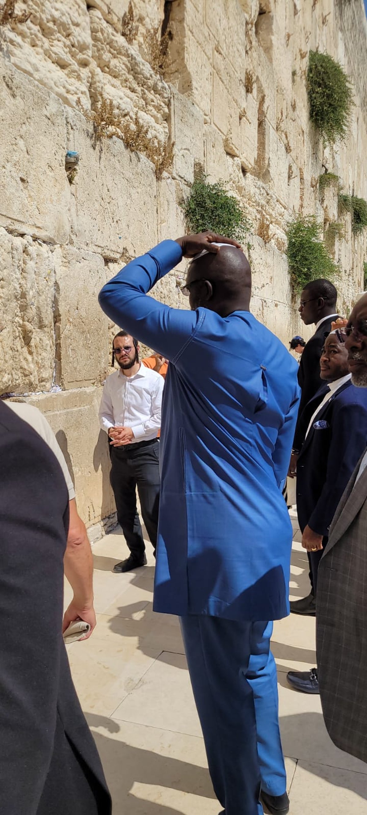 הנשיא האפריקאי הגיע להתפלל בכותל המערבי | צפו בתיעוד