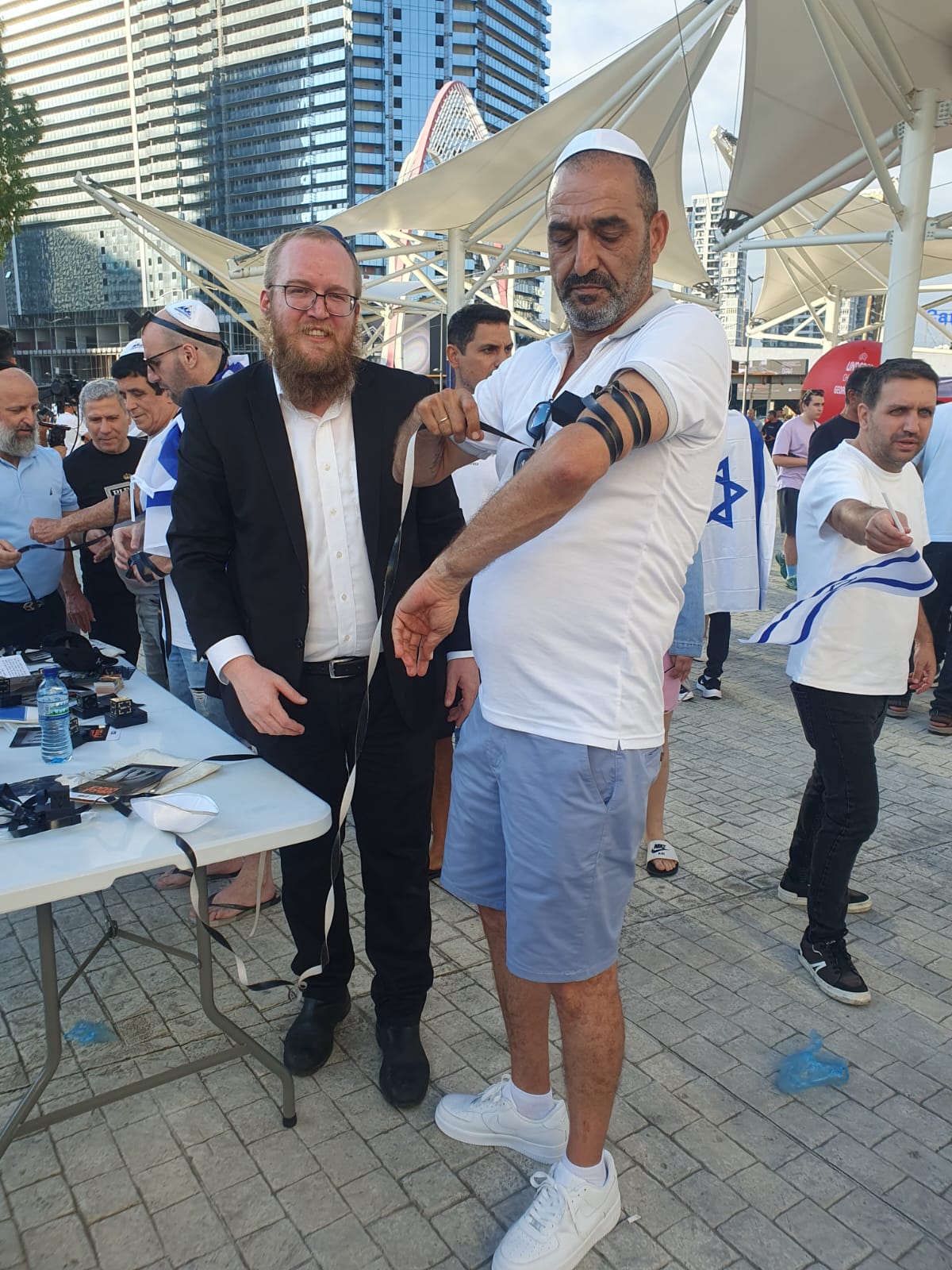 רגע לפני המשחק ועל רקע הסערה: דוכן התפילין בבטומי • צפו