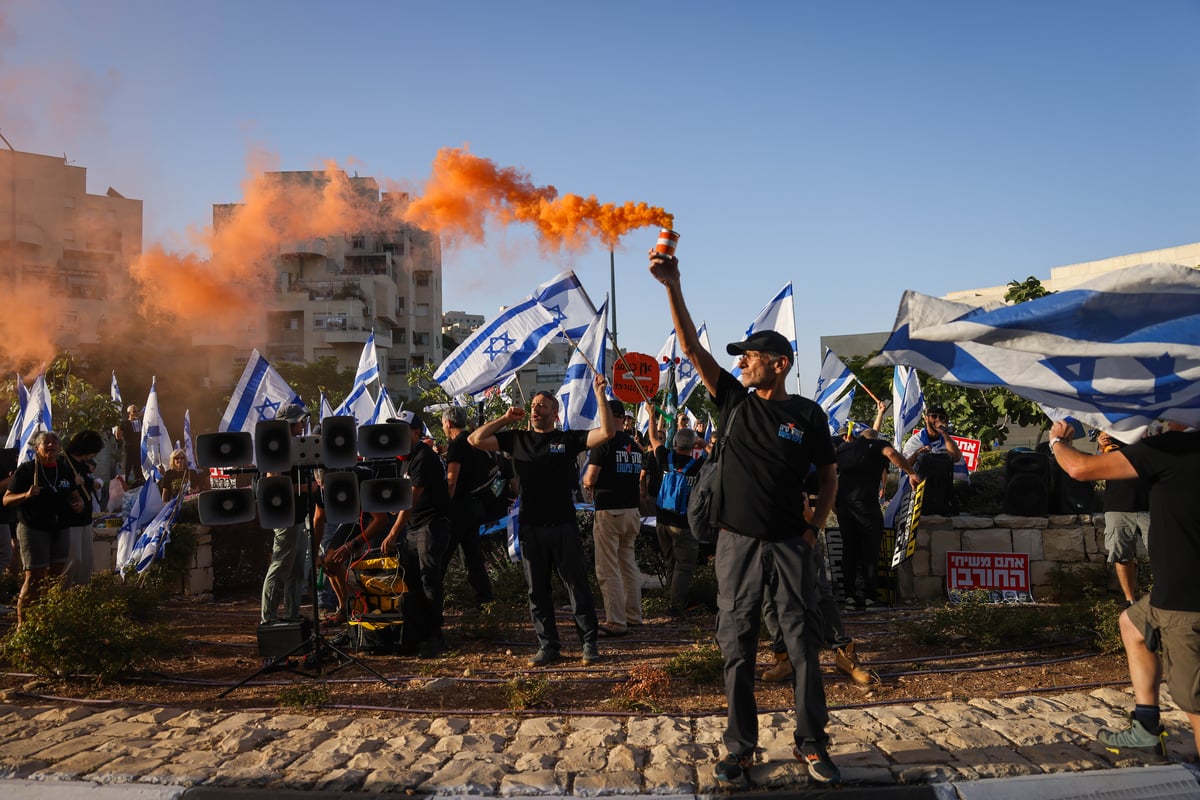 המפגינים נגד הרפורמה מוחים מחוץ לישיבת הר המור | תיעוד