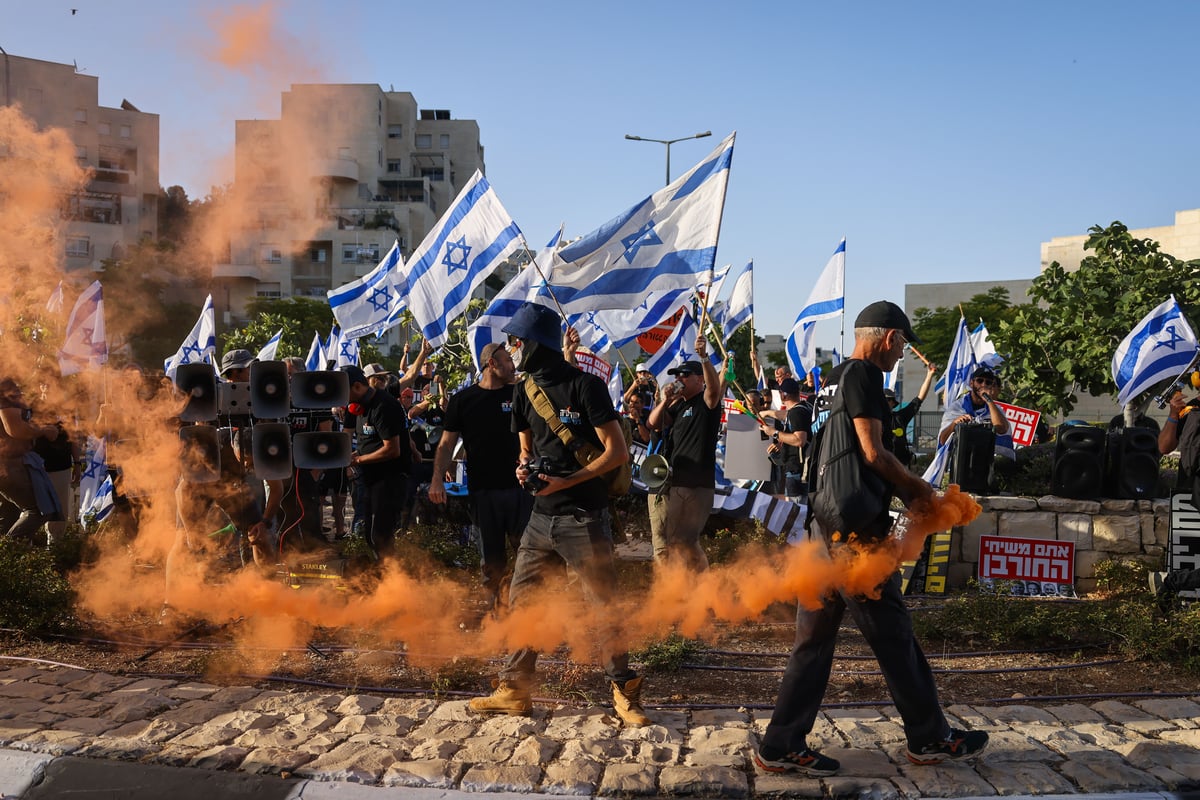 המפגינים נגד הרפורמה מוחים מחוץ לישיבת הר המור | תיעוד