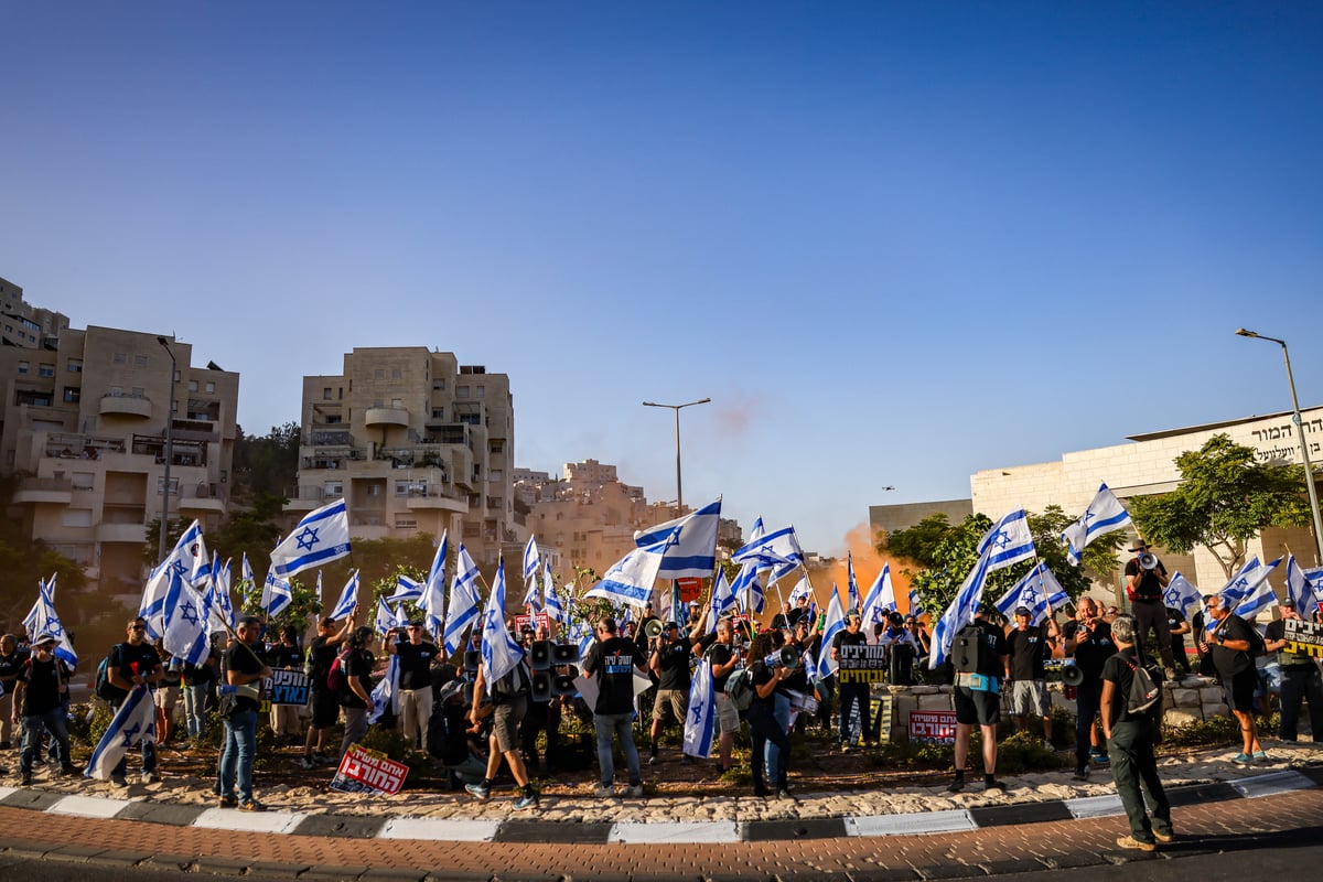 המפגינים נגד הרפורמה מוחים מחוץ לישיבת הר המור | תיעוד