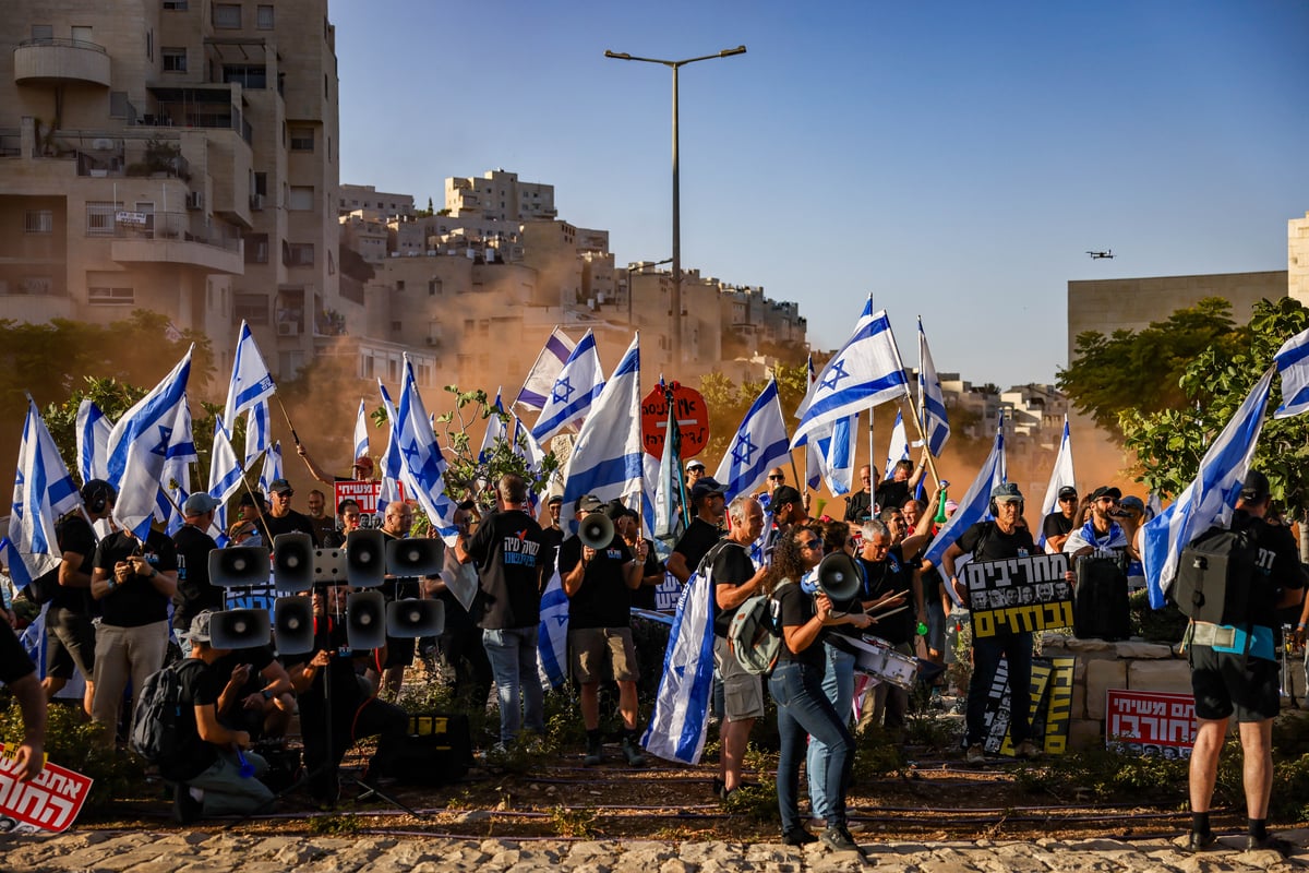 המפגינים נגד הרפורמה מוחים מחוץ לישיבת הר המור | תיעוד