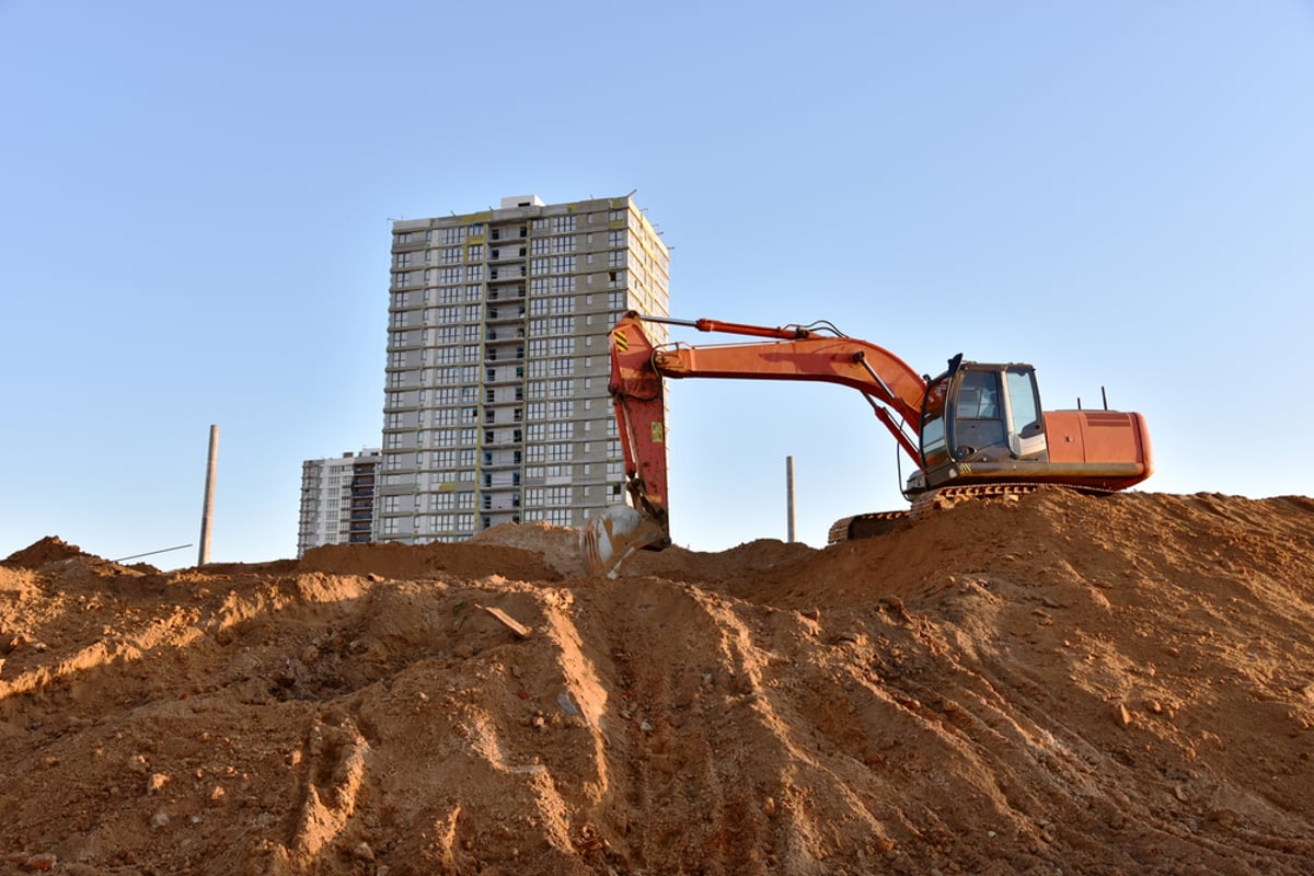 האם הקבלן יכול לבנות מתחת לבניין אותו מכר לדיירים?