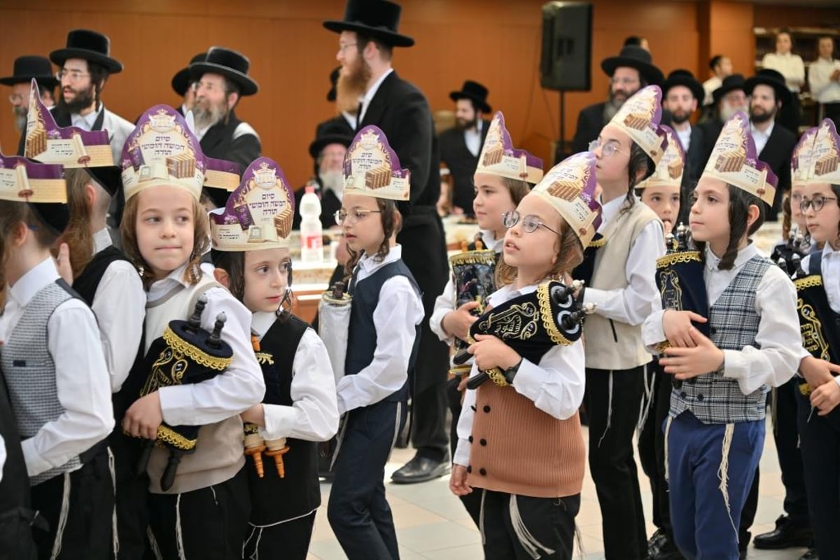 ילדי כיתה ג' בתלמוד תורה 'זיו התורה' חגגו את סיום חמשה חומשי תורה | תיעוד