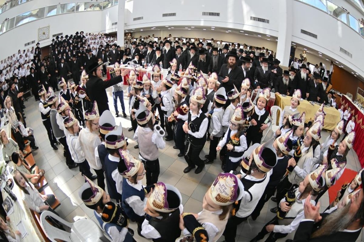 ילדי כיתה ג' בתלמוד תורה 'זיו התורה' חגגו את סיום חמשה חומשי תורה | תיעוד