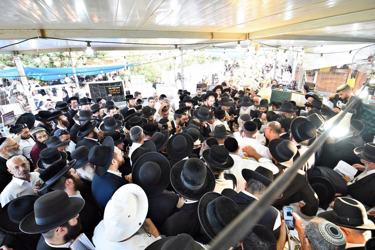 אלפים פקדו את ציונו של הצדיק רבי יצחק גברא זיע"א בעג'ור